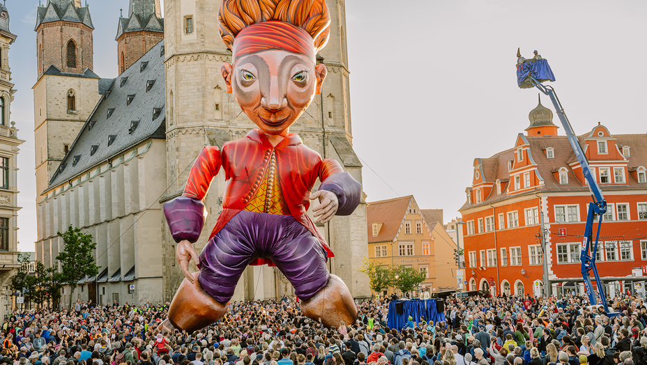 Eröffnungsspektakel mit riesem Gulliver auf hallischem Marktplatz